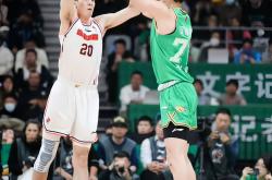 开云sport-青岛队险胜江苏队，周琦统治全场
