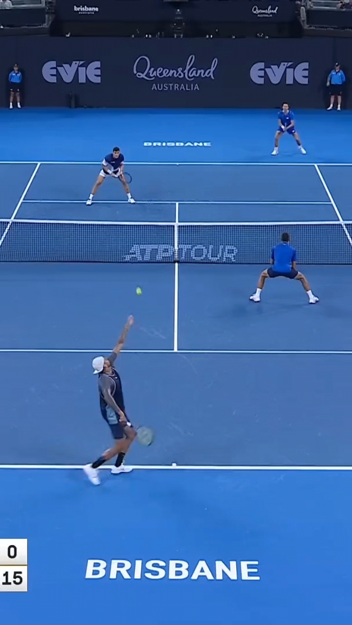 意大利网球队力克世界网球队，克耶高斯统治全场