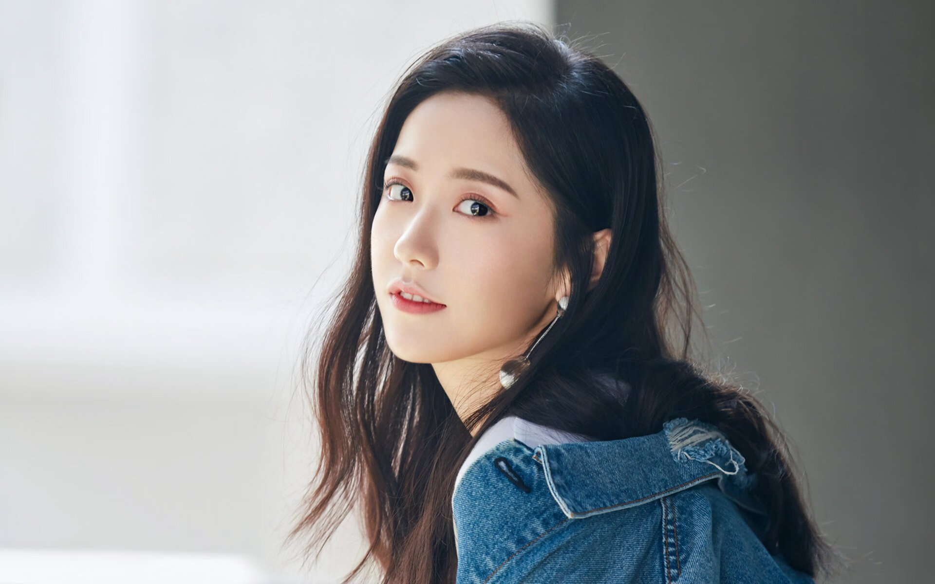 克瓦拉茨赫利亚魔幻舞步撕裂防线,威尔士的无解难题与一场0-3的冰冷答案